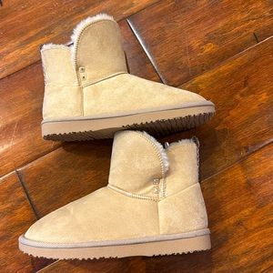 Brand NEW Floopi women’s size 7 cream Boots